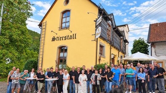 Großer Andrang zur Wiedereröffnung: Zahlreiche Mitglieder, Helfer und Unterstützer der Genossenschaft feiern vor dem „Stierstall