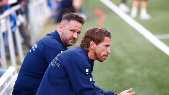 Verfolgte das Spiel seines Teams wegen einer Verletzung von der Seitenlinie aus: Tim Hulsey (vorne), der Trainer des TuS Hackenh