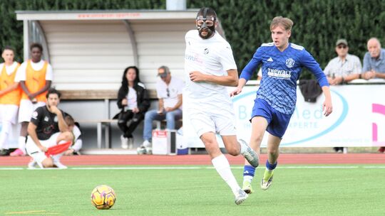 Der FC Lion’s Ransbach (in Weiß, hier mit Spielertrainer Serkan Öztürk) will sich nach dem Abstieg als junger Verein noch stabil