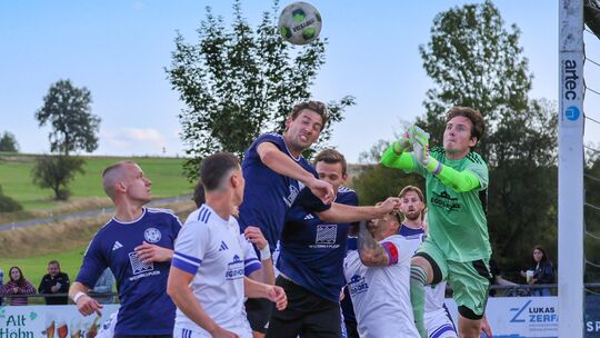 Die SG Westerburg (blaue Trikots, von links Tim Buchmann, Julian Jung und Lars Hendrik Jung) dominierte das Derby in Guckheim un