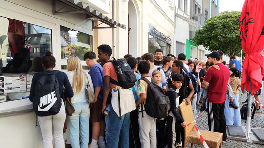 Lange Schlangen bildeten sich vor einem Döner-Restaurant in der Fußgängerzone