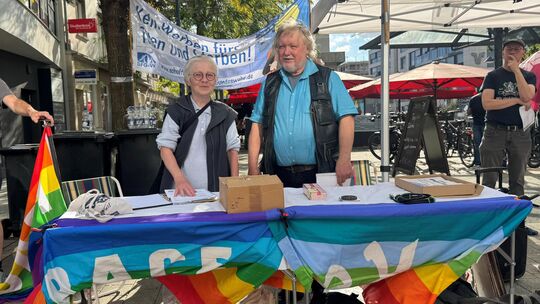 Ursula Mathern, Gründerin der Gruppe „Aktiv für Frieden Bad Kreuznach“, und Veranstalter Volker Metzroth verteilten auf der Kund