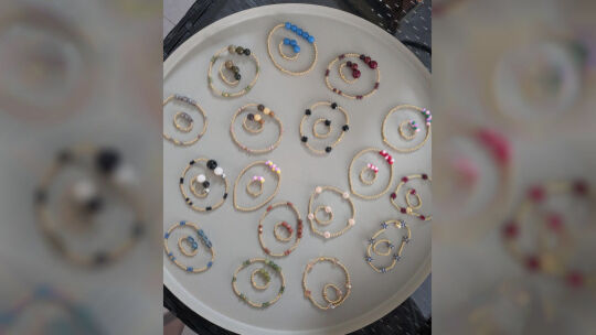 Schmale, zarte Armbänder gestaltet Sandra Nagelschmitt auch.