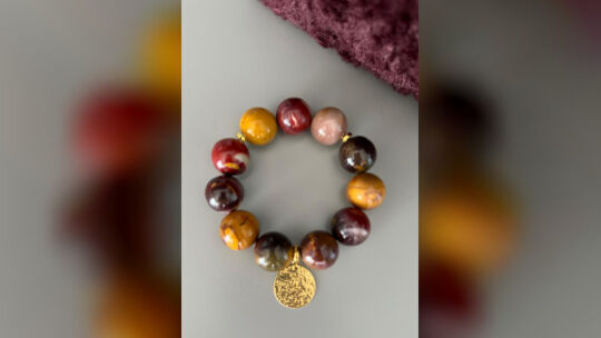 Ein Armband in den Modefarben für den Herbst aus der aktuellen Kollektion.