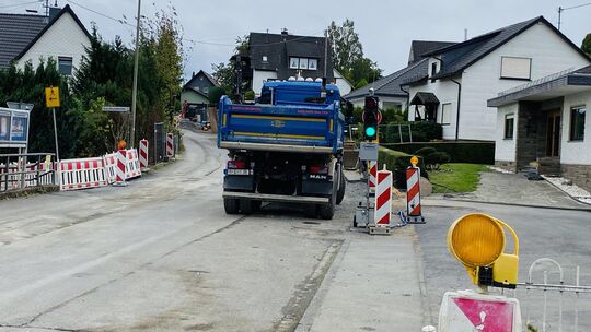 Eine verkehrsabhängige Ampel regelt derzeit den Verkehrsfluss in der Ortsdurchfahrt Bitzen. Nach der Hauptstraße sind Gemeindest