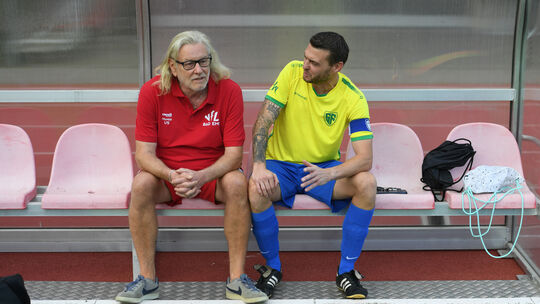 Entspanntes Fachsimpeln vor dem Anpfiff auf der Bank: Während Udo Secker als VfL-Coach Verantwortung trägt, steht Sohnemann Manu