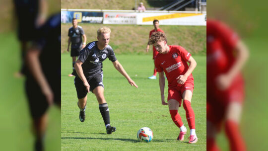 Jagt einen Kontrahenten vom SV Steinwenden: Christian Rech (links), Zugang vom FC Schmittweiler-Callbach, agierte im Mittelfeld