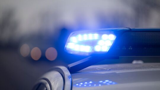 Ein Blaulicht blinkt während eines Fototermins mit der Deutschen Presse-Agentur (dpa) an der deutsch-französischen Grenze an ein
