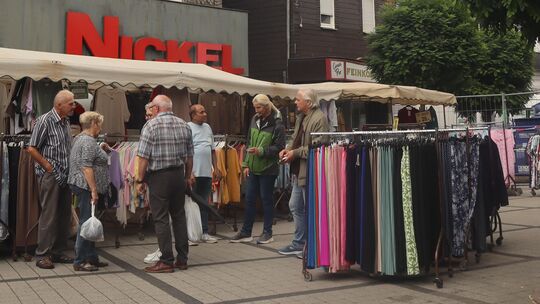Zumindest freitags bieten auf dem Betzdorfer Wochenmarkt wieder mehr Händler ihre Waren an. Hoffnung könnte auch für das Diensta