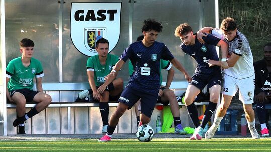 Oft einen Tick zu spät kamen die Mendiger Fußballer (rechts in Weiß Joel Maas) gegen die Mülheim-Kärlicher Reserve, die das Bezi