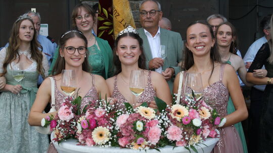Das neue weinroyale Dreigestirn am Fuße des Calmonts mit Regentin Elisa und den beiden Prinzessinnen Nele (li.) und Lina.