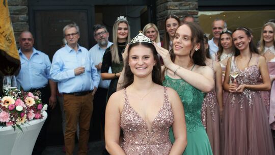 Beim 52. Bremmer Traditionsweinfest am Fuße des Calmont übernahm die neue Regentin Elisa die heimische Weinkrone von ihrer Vorgä