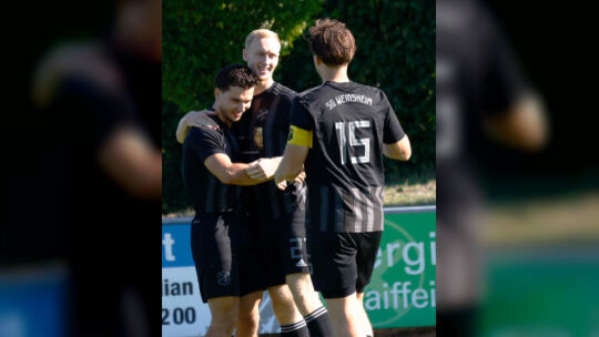 Groß ist die Freude bei der SG Weinsheim über die frühe Führung gegen die SG Rieschweiler. Ezz Jalkama (links) und Felix Zimmerm