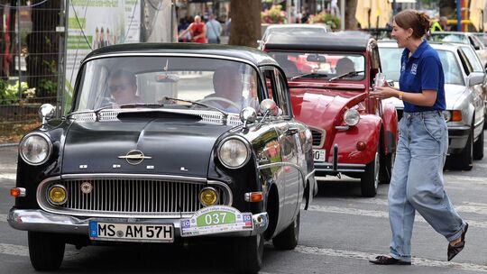 Automobile Schmuckstücke reihten sich zum Start der 17. Food-Rallye der IG Young-Oldtimer-Neuwied aneinander. Freundliche Hostes