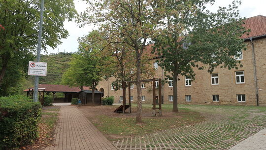 Auf dem Pausenhof der Grundschule Odernheim soll ein Großspielgerät für die Kinder gebaut werden. Die Toilettenanlagen werden tr Auf dem Pausenhof der Grundschule Odernheim soll ein Großspielgerät für die Kinder gebaut werden. Die Toilettenanlagen werden tr
