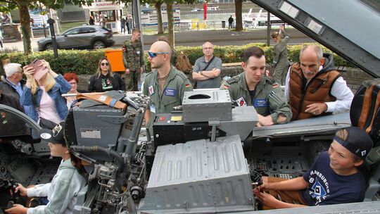 70 Jahre Flugplatz Büchel, 70 Jahre Luftwaffe, 65 Jahre Garnisonsstadt Cochem: Im nachgebauten Tornado-Cockpit zu sitzen, ist ei