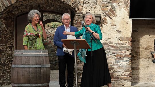 Annemie Ulrich (links) und Siegfried Müller (Mitte), Mitglieder der Bürgerinitiative zu „MemoriAHR“, hatten ein Geschenk für Pro Annemie Ulrich (links) und Siegfried Müller (Mitte), Mitglieder der Bürgerinitiative zu „MemoriAHR“, hatten ein Geschenk für Pro