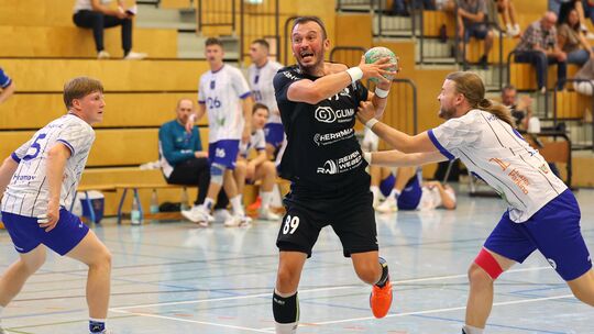 Der rumänische Ex-Profi Florin Acatrinei (am Ball) glänzte bei seinem Debüt für die HSG Hunsrück mit elf Toren beim 41:26-Sieg g