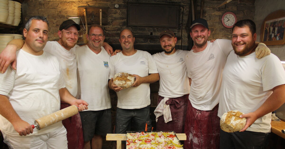 Bread and pizza in Briedern: When firefighters fire up the old bakehouse