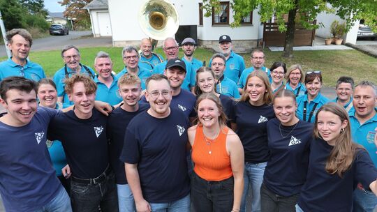 Musikalische Unterstützung lieferte in Kurtscheid der Musikverein Harmonie, und natürlich durfte auch das aktuelle Kirmespaar Da
