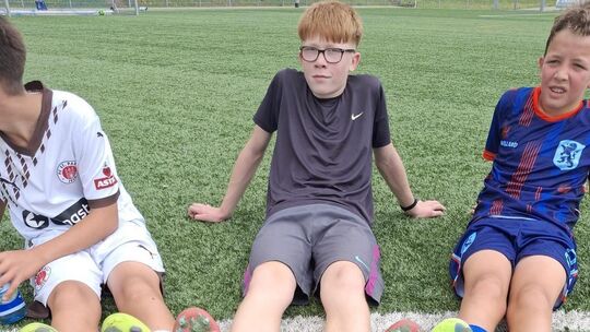 So macht das Fußballspielen keinen Spaß. Das Granulat klebt an den Fußballschuhen der jungen Spieler des SV Westum. So macht das Fußballspielen keinen Spaß. Das Granulat klebt an den Fußballschuhen der jungen Spieler des SV Westum.
