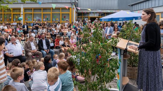 Schulleiterin Sarah Schöneberg bei der Ansprache zum 50. Geburtstag der Grundschule „In der Au“. Kinder, Eltern und Ehemalige wa
