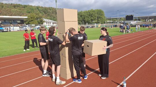 Azubi-Champions in Koblenz: Das Team von Heuft Thermo-Oel macht hier grad Station beim „Pakete stapeln". Teamwork ist gefragt, w