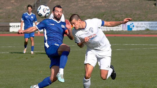 Einfach nicht zu halten: Deniz Darcan (blaues Trikot) glänzte mit vier Treffern und versüßte damit den Einstieg seines Freundes