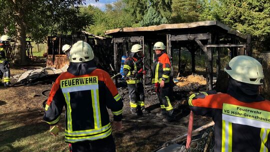 Einsatz für die Feuerwehr in Höhr-Grenzhausen: Komplett niedergebrannt sind die Gartenlaube und ein Hühnerstall.