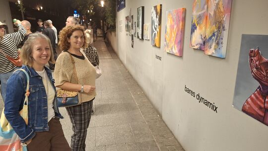 Kunst in der Unterführung am Bahnhof Mitte in Koblenz bewundern Nora Daum (links) und Jennifer Schmitz gern.