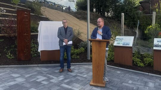 Der Bürgermeister der Verbandsgemeinde sowie der Stadt Kirchen, Andreas Hundhausen (rechts), freute sich über den neuen Maik-Köh