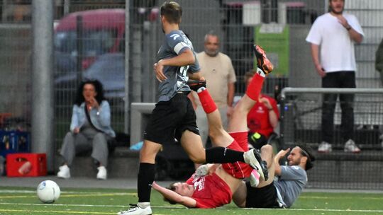 Auf dem engen Kunstrasenplatz in Ahrweiler gerieten die Spieler der Oberliga-Reserven von Rot-Weiss Koblenz (in grau) und des Ah