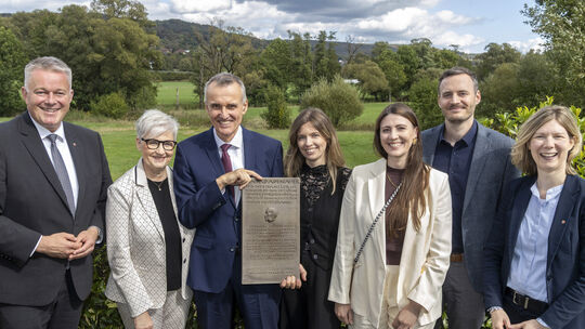 Klaus und Christa Victor und ihre Kinder Anna, Julian und Rebekka freuten sich über die von Ministerpräsident Gordon Schnieder (