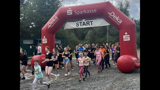 Um 11 Uhr morgens ging es mit der ersten Runde des etwa 2km langen Hindernislaufs los.