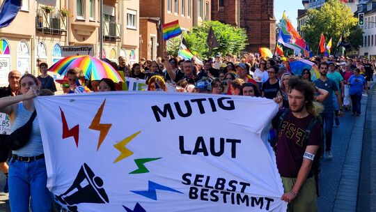 Unter dem Motto "Mutig, Laut, Selbstbestimmt" protestierten diesen Samstag rund 300 Leute in der Kreuznacher Innenstadt für die