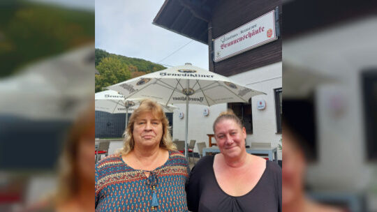 Isabell Löwer (links) und ihre Nichte Isabell Mertesacker haben die Brunnenschänke in Bad Hönningen Anfang August wiedereröffnet
