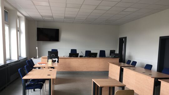 Vor dem Diezer Amtsgericht, hier die Archivaufnahme eines Verhandlungssaals, wurde gegen einen 70-Jährigen verhandelt.