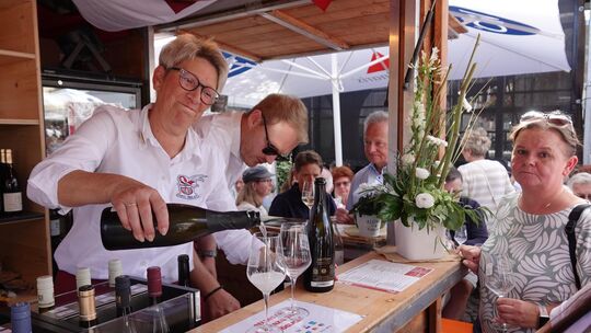 An den Weinständen schenkten die Ahrweiler Vereine aus.