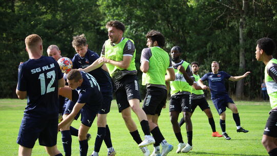 Auch nach dem letzten Eckball fand der Ball nicht den Weg ins Tor: Die SG Liebshausen/Mörschbach/Argenthal (in Blau) musste sich