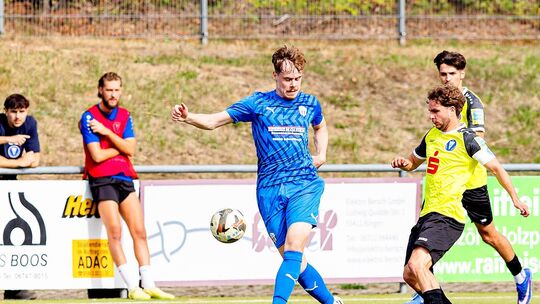 Das Anschlusstor von Flo Jannke (in Blau) kam zu spät, sein FC Emmelshausen-Karbach II verlor das Heimspiel gegen den Tabellenzw Das Anschlusstor von Flo Jannke (in Blau) kam zu spät, sein FC Emmelshausen-Karbach II verlor das Heimspiel gegen den Tabellenzw