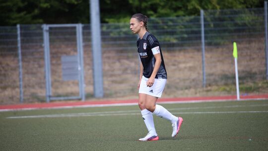 Speilführerin Stella Adam und ihr SV Holzbach feierten bei der FSG Wienau den dritten Sieg im dritten Spiel und führen die Rhein