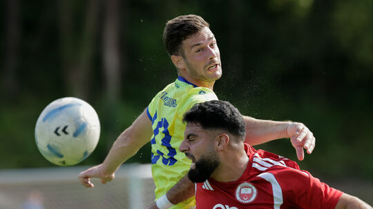 Der Weitersburger 1:0-Torschütze Lukas Fries (gelbes Trikot) und Anadolus Mumin Aga kämpfen um den Ball – die Weitersburger erob Der Weitersburger 1:0-Torschütze Lukas Fries (gelbes Trikot) und Anadolus Mumin Aga kämpfen um den Ball – die Weitersburger erob