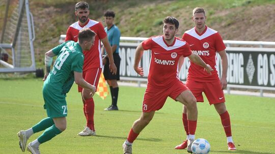 Bekommt immer mehr Spielzeit: Der Hüffelsheimer Cedric Lind (am Ball) sucht am Baumholderer Fabian Moorhead vorbei nach einer An