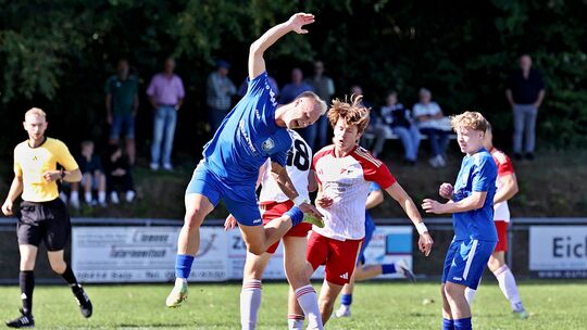 Vollen Einsatz zeigte die SG Weitefeld (in Blau, hier Fabian Lohmar und Sam Dustin Bimber) von Beginn an. Den Unterschied machte