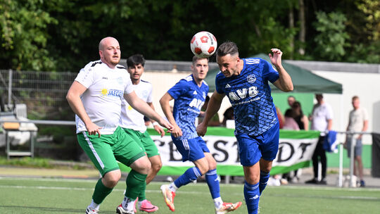 Yannick Schweigert (am Ball) setzte sich mit seiner SG Landskrone Heimersheim beim TuS Oberwinter (links Andre Kläser) nach Rück
