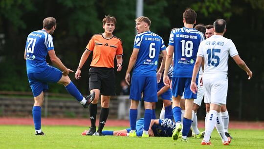 Mittendrin, statt nur dabei: Schiedsrichter Julian Hoß hatte im Bezirksligaduell zwischen dem HSV Neuwied und der SG Maifeld-Elz