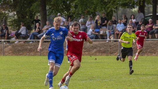 Der SV Binningen (in Blau, mit Sven Straßen) konnte dem FV Rübenach um Leon Emmerich nicht wegrennen, im Gegenteil: Binningen ha