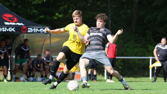 Der VfL Oberlahr-Flammersfeld (in Gelb) bleibt auch nach dem fünften Spieltag weiterhin ohne Punktgewinn. Gegen Heimbach-Weis (i