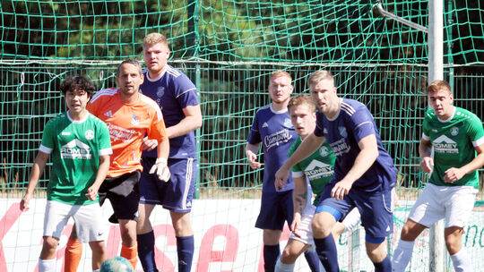 Die SG Landkern/Illerich (in Blau) um Torwart Fabian Beckenkamp musste sich beim FC Plaidt II nach zwei Gegentoren in den Schlus