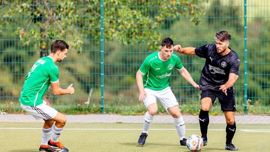 Die SG Rheinblick (in Schwarz mit Julian Stüber) schlug die SG Bremm in Niederburg verdient mit 2:0. Stüber markierte nach 25 Mi